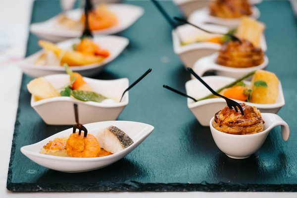 ¿Cómo organizar una cena temática con un menú especial?